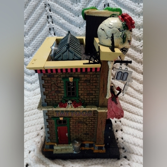 Lemax Spooky Town THE  SKULL AND ROSE TATTOO STUDIO #15751 Lighted Village - Picture 5 of 10